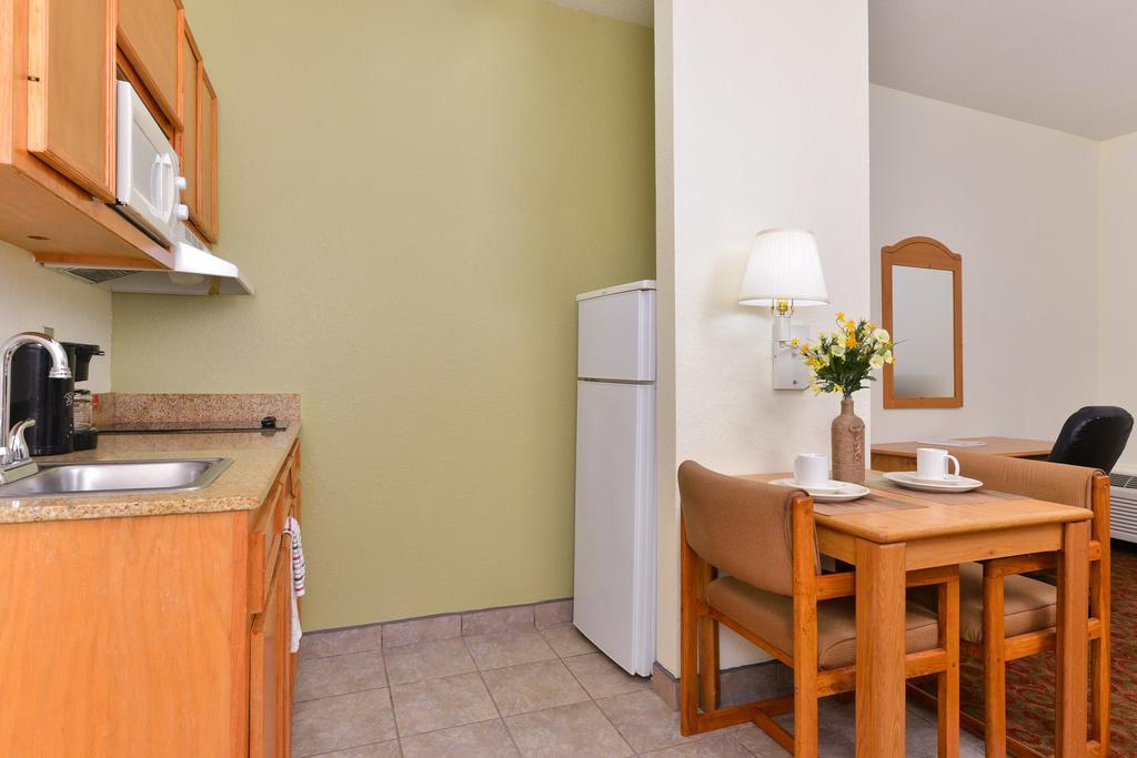 Americas Best Value Inn & Suites-Winnie Exterior photo