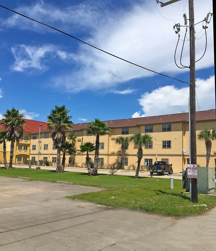 Americas Best Value Inn & Suites-Winnie Exterior photo