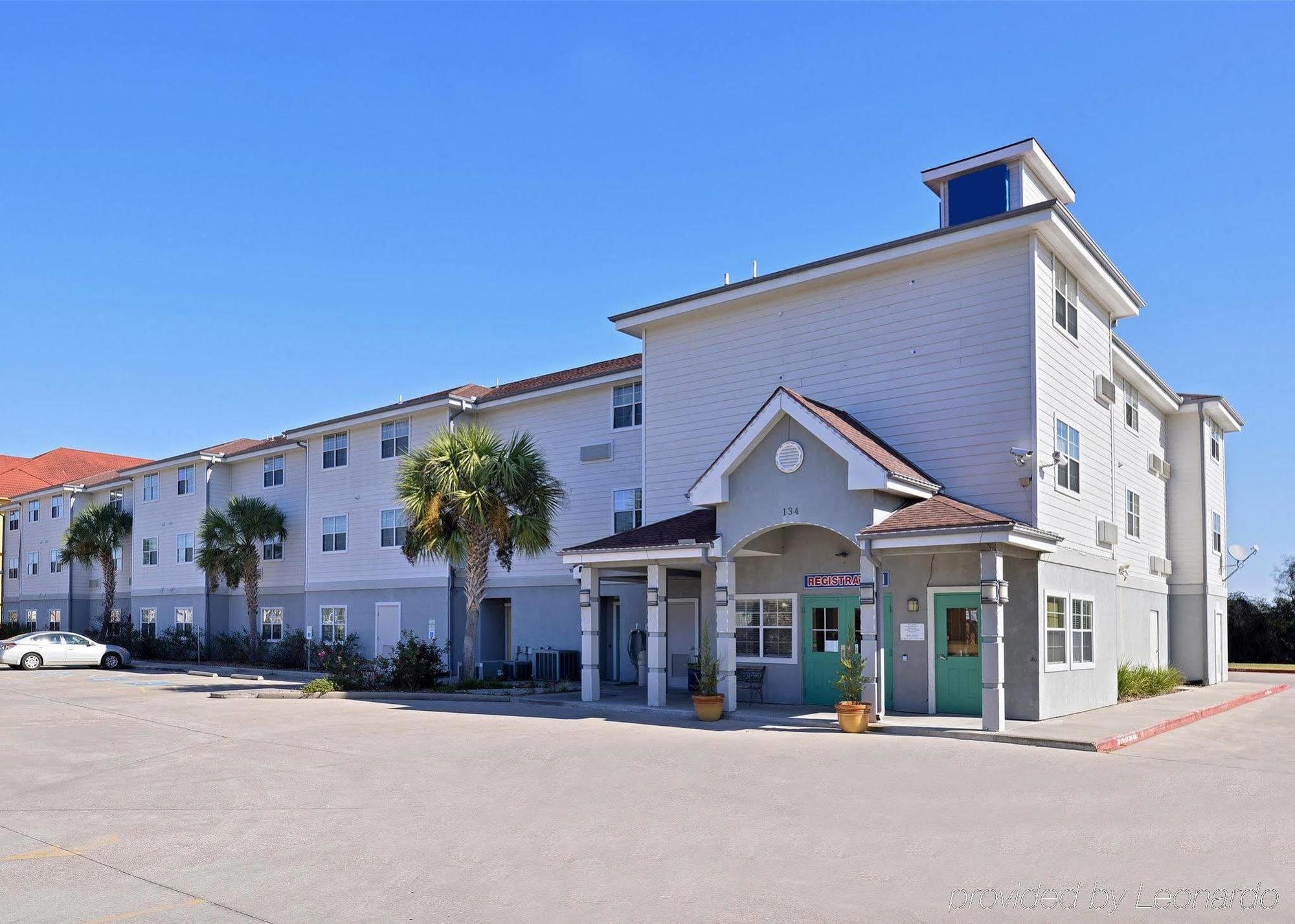 Americas Best Value Inn & Suites-Winnie Exterior photo