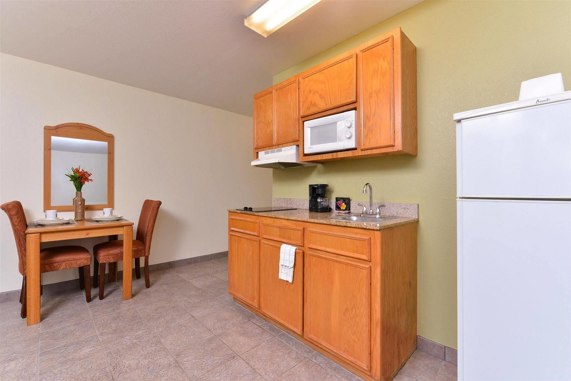 Americas Best Value Inn & Suites-Winnie Exterior photo