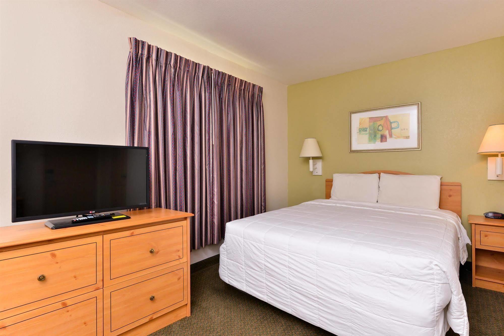 Americas Best Value Inn & Suites-Winnie Exterior photo